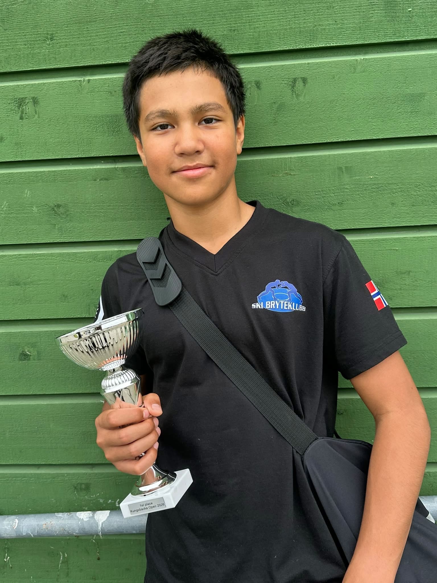 Emil med pokalen for førsteplass i Kungsbacka Open 2026.