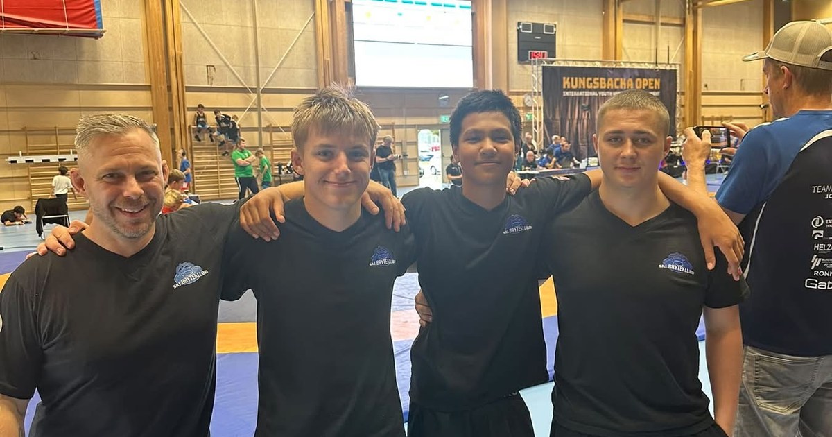 Ski Bryteklubbs utøvere og trener samlet i hallen under Kungsbacka Open.