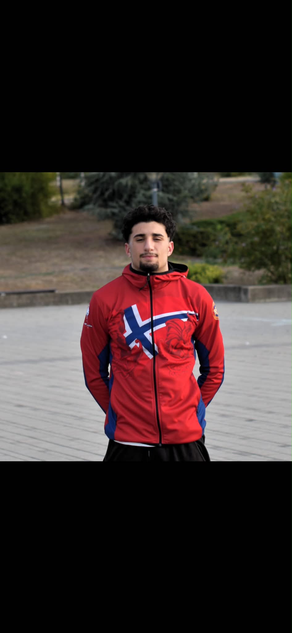 Milad Badra i den røde norske landslagsjakken.