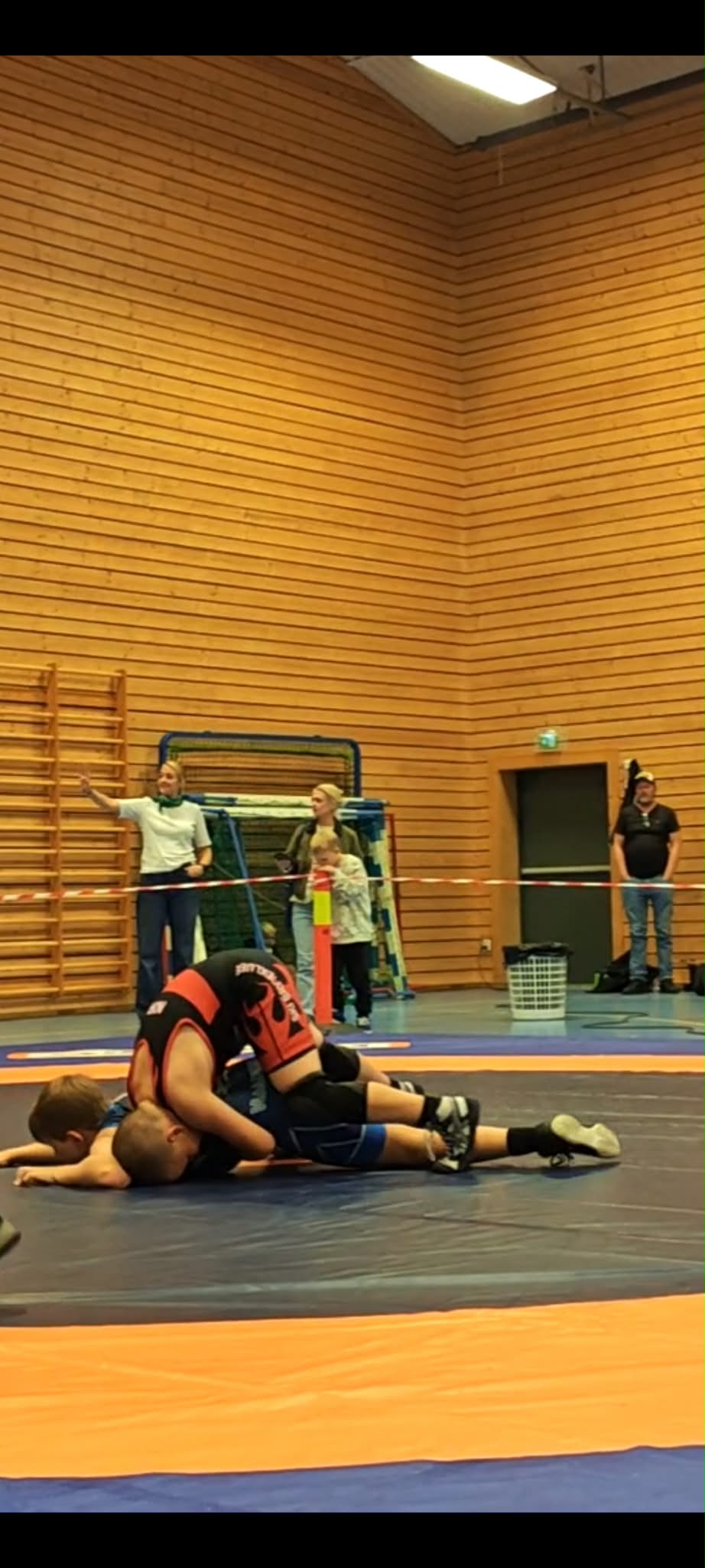 Brage Abrahamsen i kamp på Nationals brytestevne i Sarpsborg.